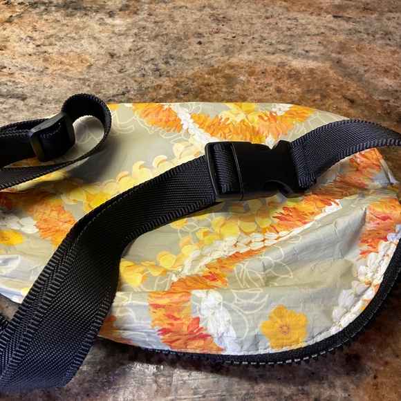 LOLA Simply Sisters Hawaiian Floral Lei Waist Bag Pouch - Picture 4 of 9